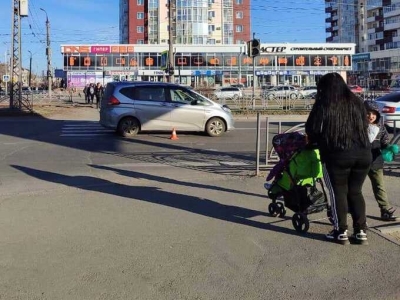 Мужчина с годовалым ребенком на руках попал под машину в Ангарске