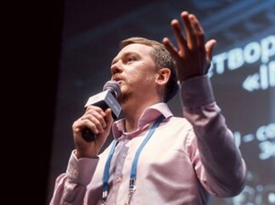 Денис Сергеев — российский коуч, «наставник», связанный с конторой «ТитанСофт» (о которой имеется много отрицательных отзывов)